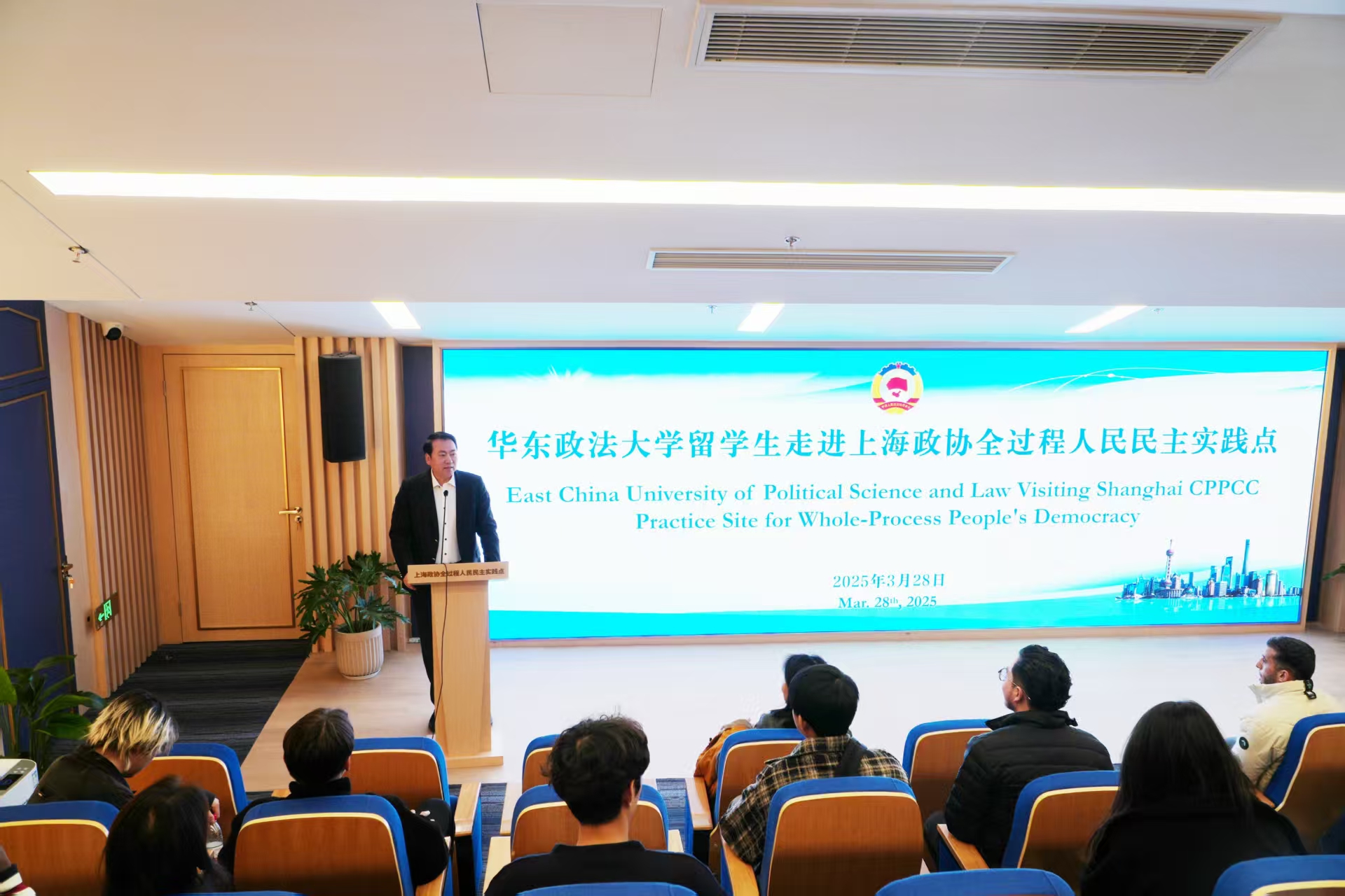 市政协科技和教育委员会专职副主任潘旭山介绍相关工作情况