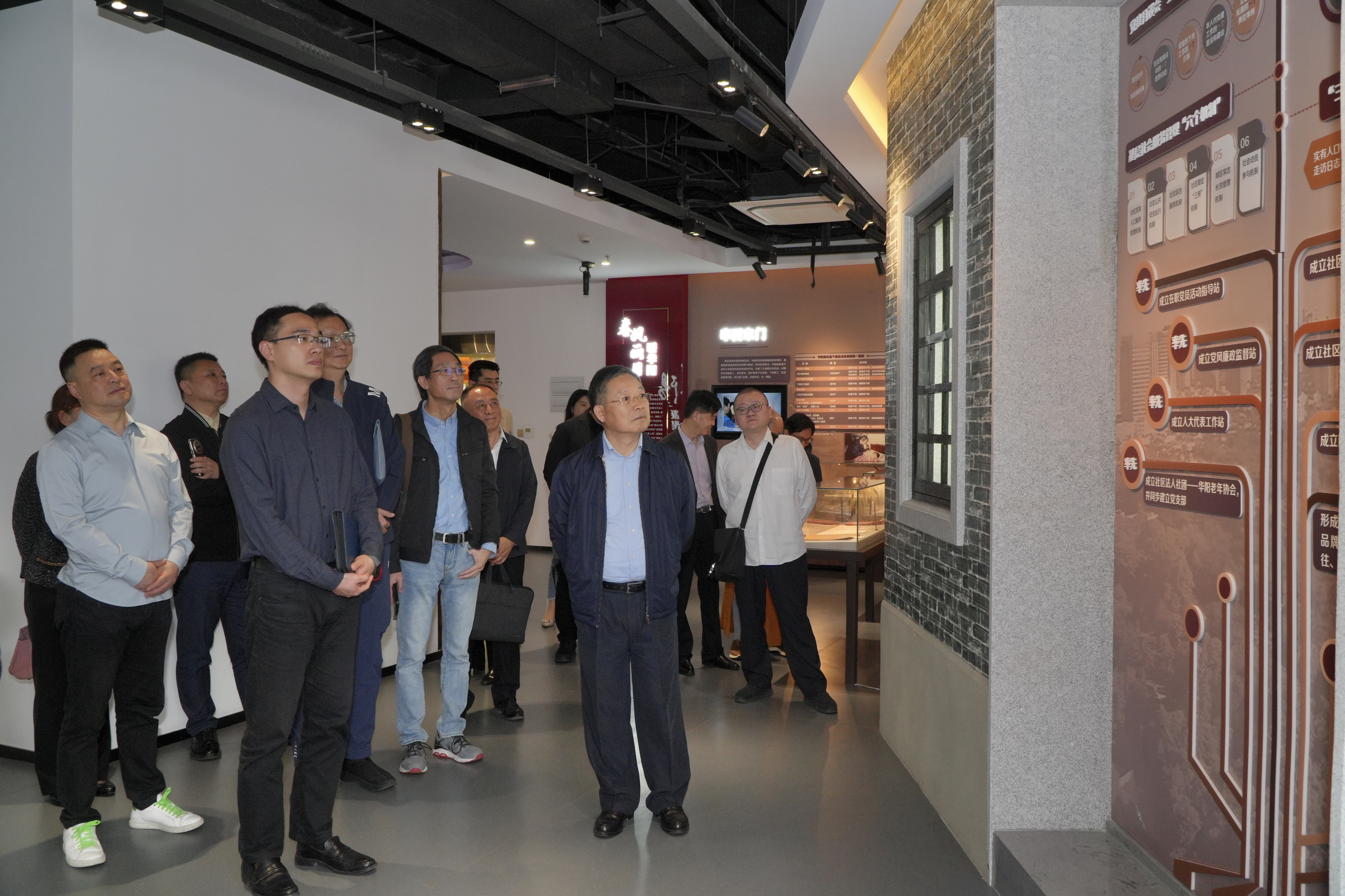 调研华阳街道社区文化活动中心