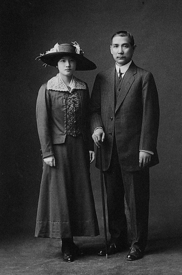 1916年4月24日，孙中山、宋庆龄由梅屋庄吉夫人陪同，在东京大武照相馆合影留念。此照后来成为孙中山、宋庆龄的结婚纪念照，在孙中山、宋庆龄的各处住所悬挂