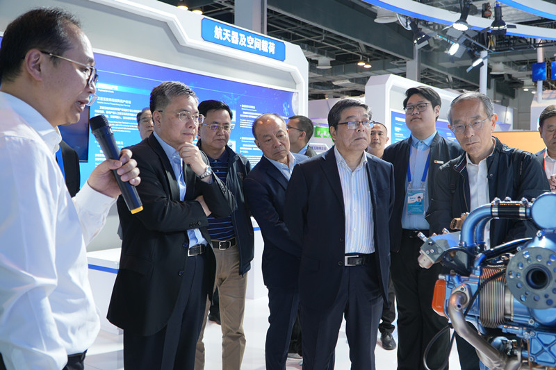 在中国航天科工集团有限公司展位,课题组一行听取航空重油活塞发动机相关介绍