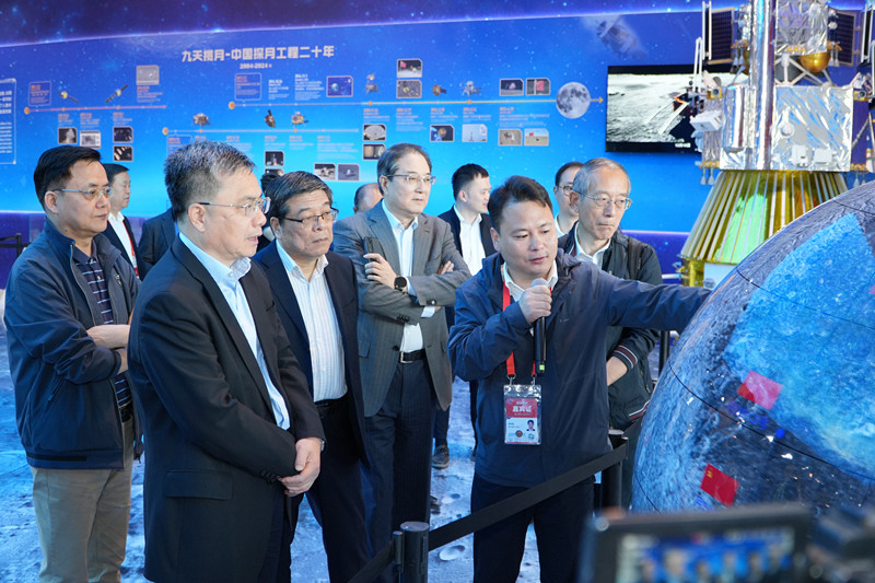 在航天科普展区,课题组一行认真听取中国探月工程二十年成就