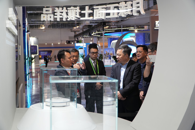 嫦娥五号、嫦娥六号采集的月球正面、月球背面样品同框展出,吸引大家目光