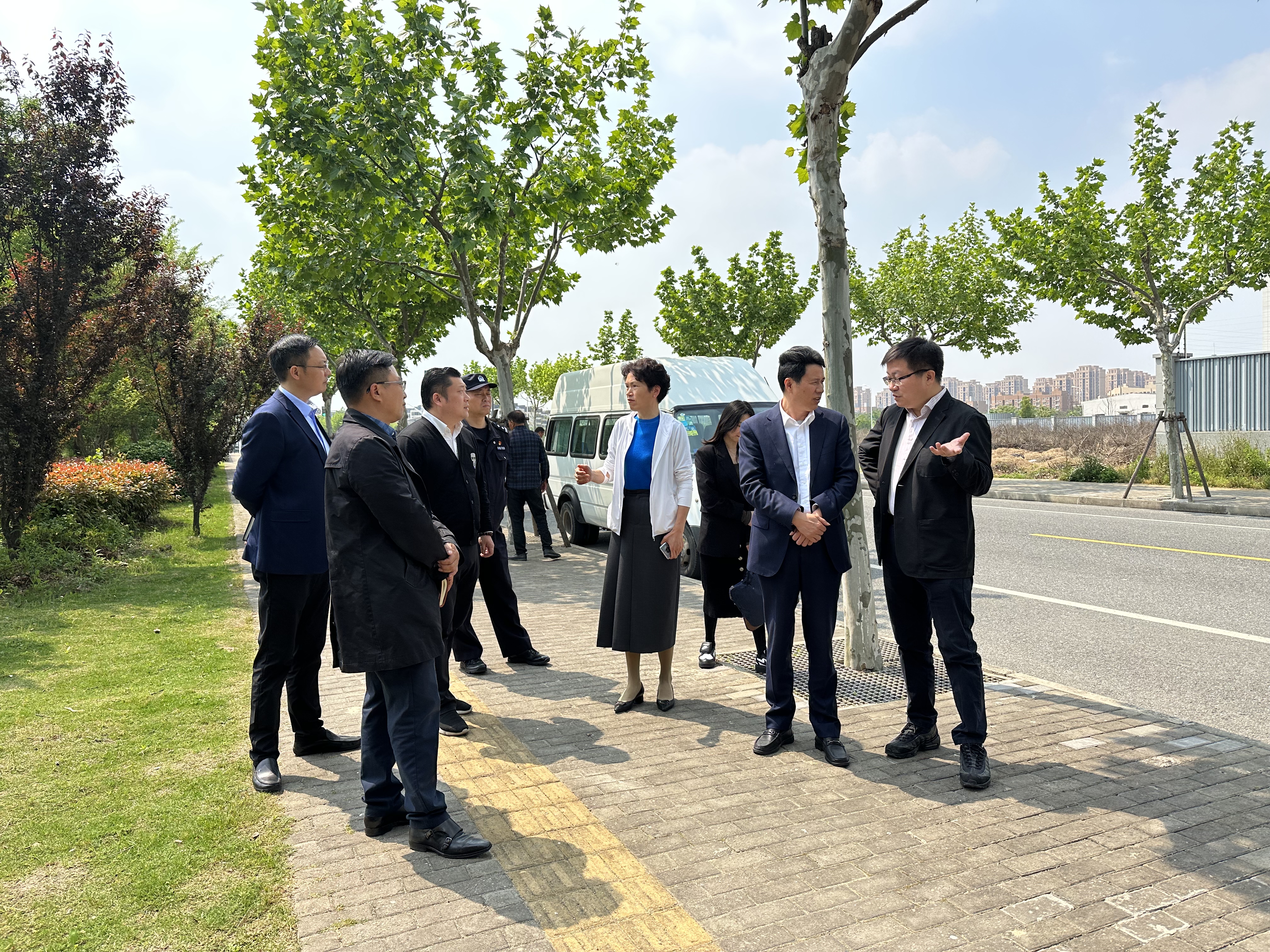 2023年4月26日,工作站一行调研佘北社区交通情况