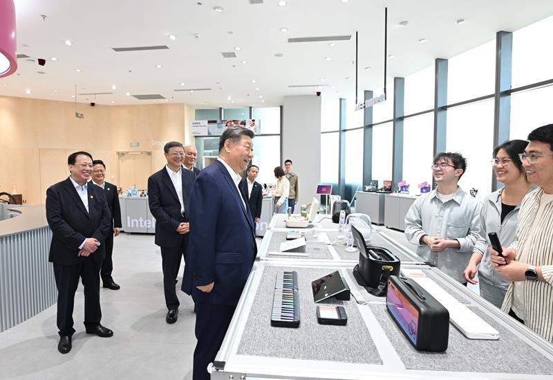 △2025年4月29日，习近平总书记在上海“模速空间”大模型创新生态社区人工智能产品体验店考察。