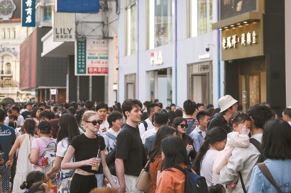 南京路步行街游人如织,不少外国游客兴致勃勃地来购物打卡。海沙尔 摄