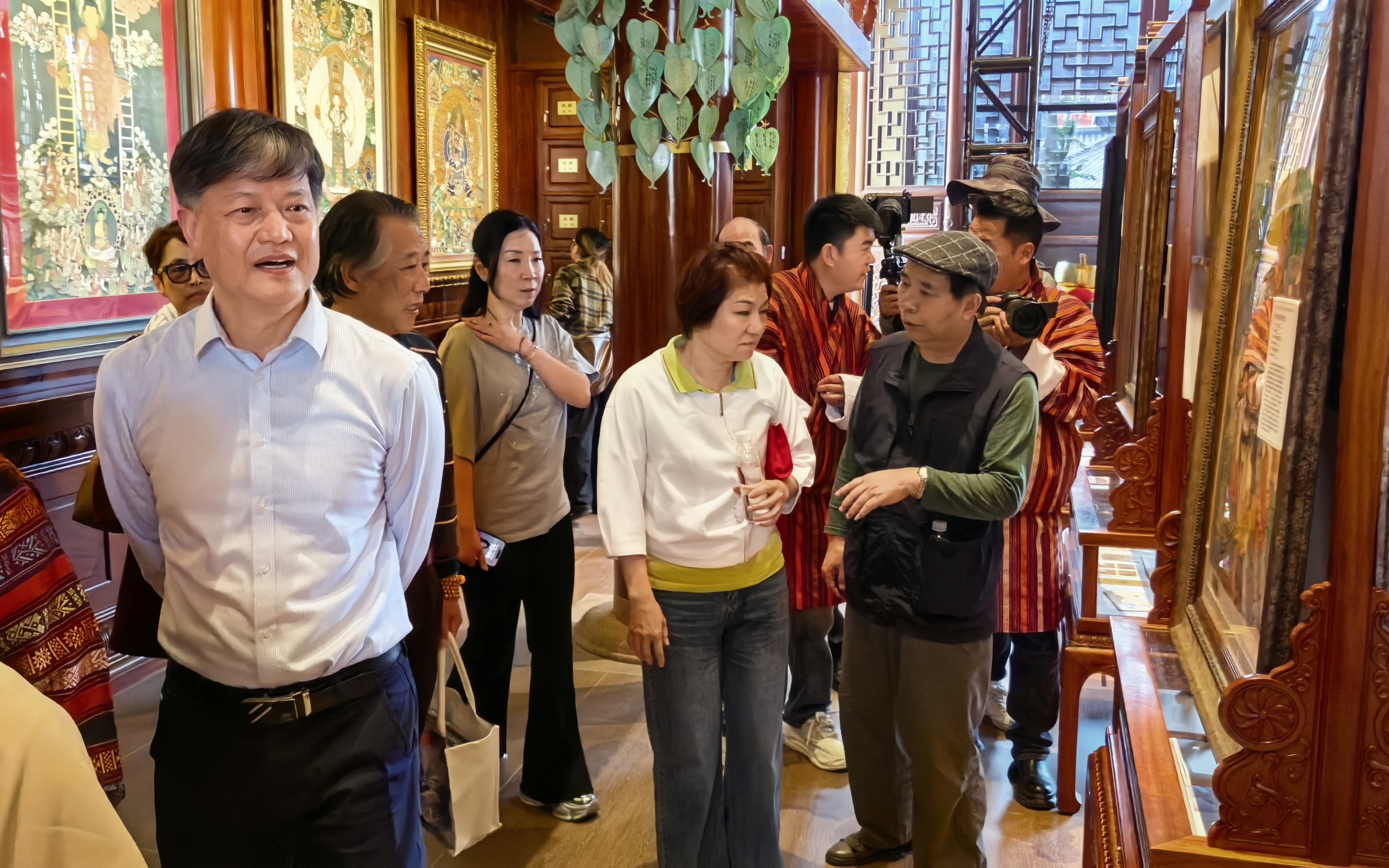 与会嘉宾参观展览