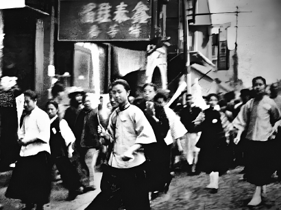 “五四运动”爆发后,上海学生及各界人士在南京路上游行示威