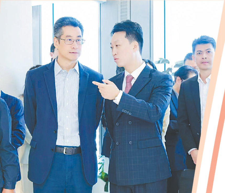 张毅委员(左一)在海口江北新区调研。