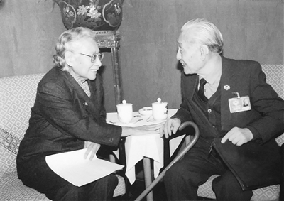 1992年3月,全国政协七届五次会议在北京召开之际,赵朴初与雷洁琼在两会茶歇期间互致问候,亲切交谈。