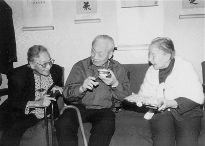 1992年冰心生日,雷洁琼、赵朴初在冰心家中聚会畅谈。