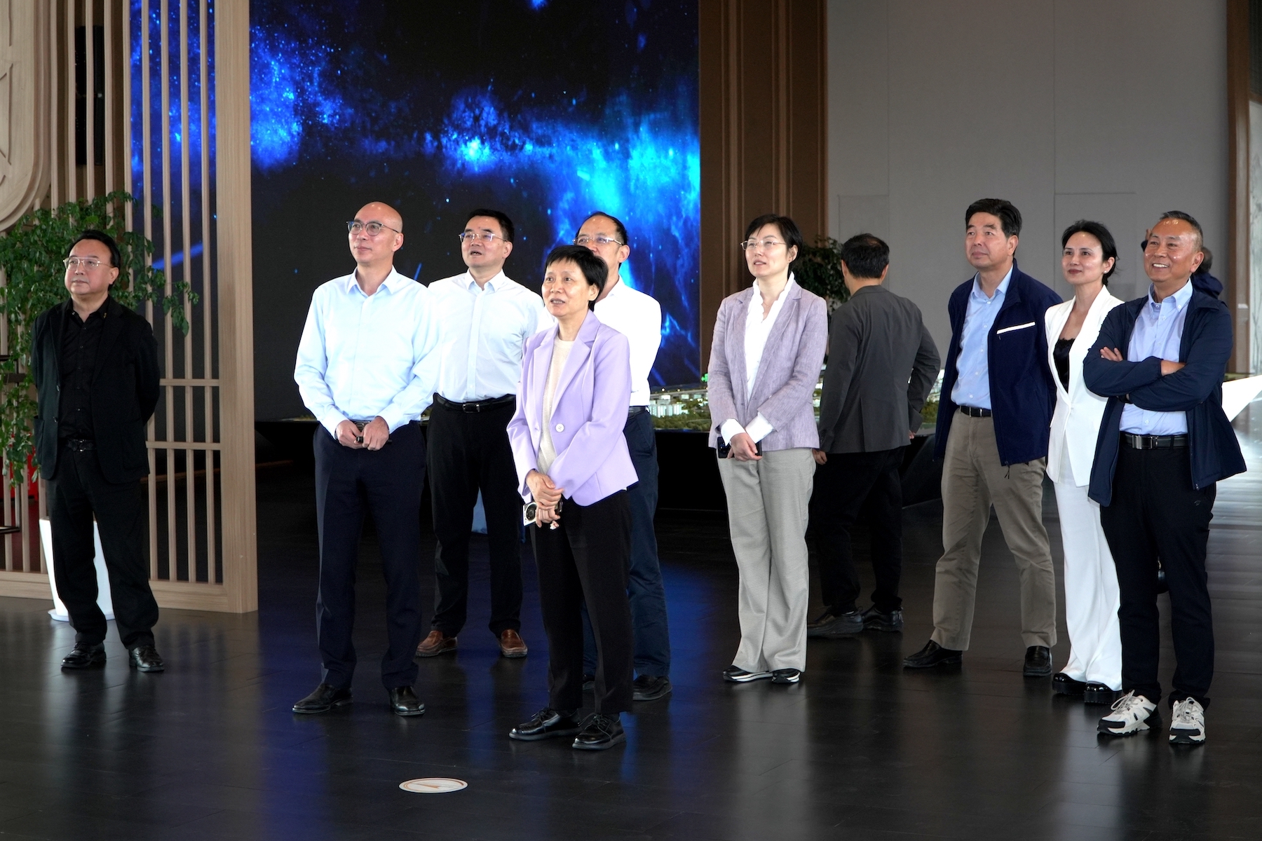 参观西岑科创中心规划展示馆
