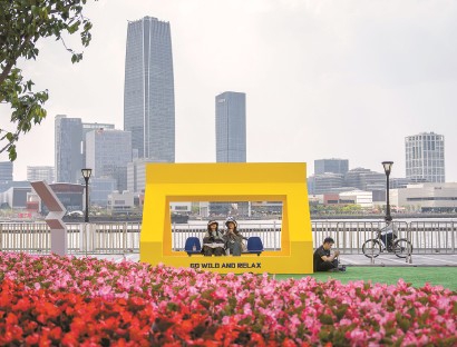 “五一”假期，市民打卡2025上海国际花展浦东新区前滩分会场。 孟雨涵 摄
