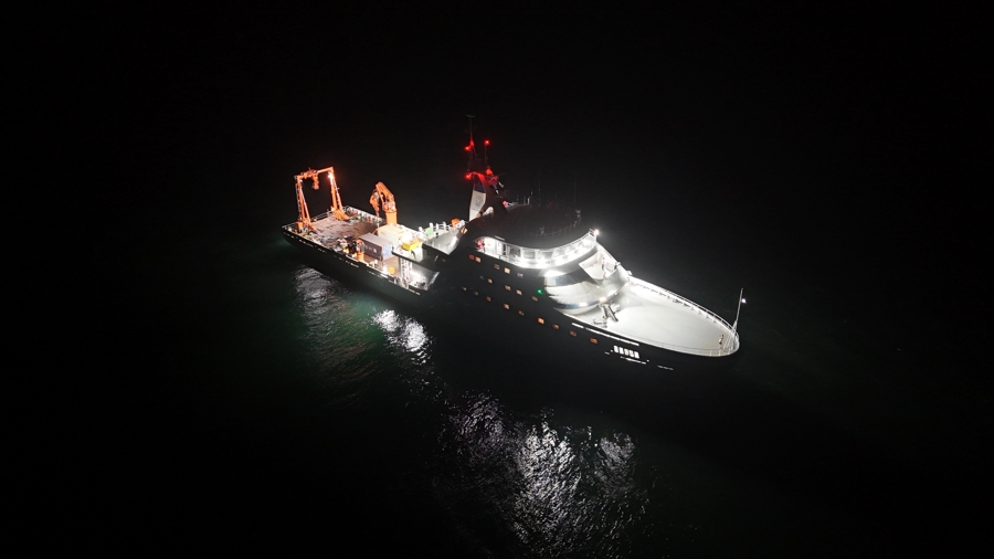 “同济”号在夜间试航。