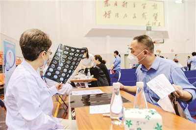 图为三明市第一医院三钢分院义诊现场 闽萱 摄