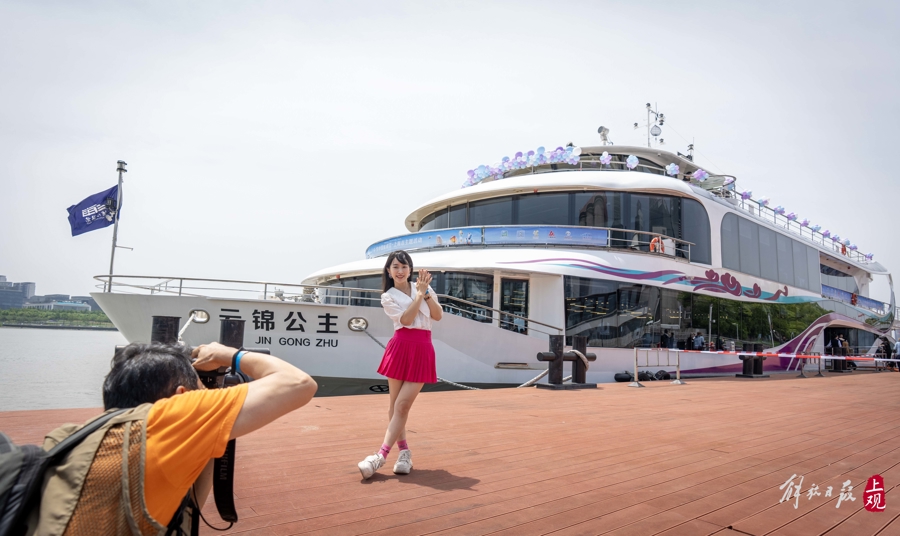 龙华码头新航线游客上船前留影。 孟雨涵 摄