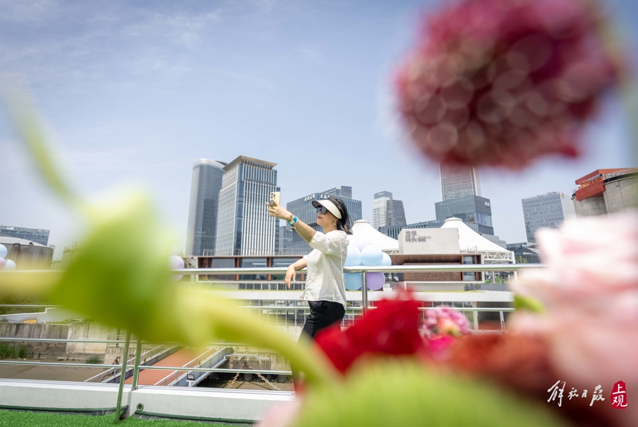 以西岸为背景,在游船三层甲板上打卡! 孟雨涵 摄