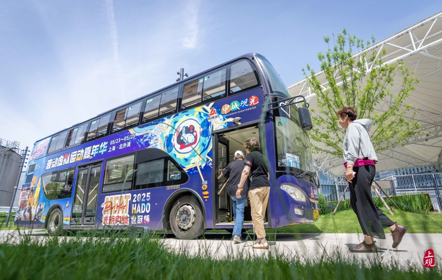 浦江沿线双层观光巴士即将发车。 孟雨涵 摄