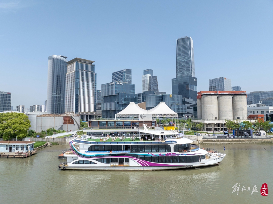 游船停泊在高楼林立的西岸。 孟雨涵 摄