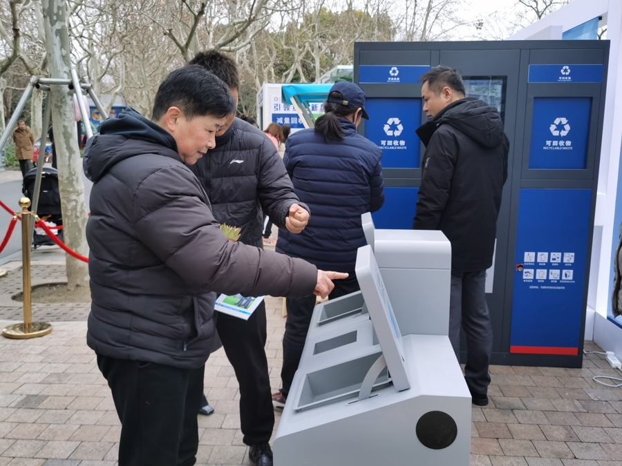 用手点一下空中按钮，垃圾桶自动开盖。 陈玺撼摄