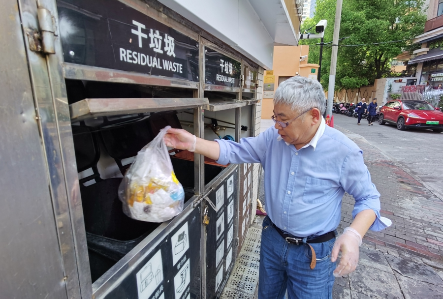 徐虹路南丹路路口的垃圾箱房。 陈玺撼摄