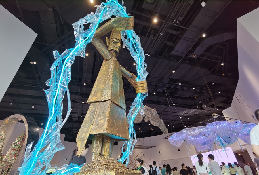 上海生态环保艺术节上，来自徐汇区凌云街道的“绿主妇联盟”展示了大型作品“治水大立人”。 陈玺撼摄