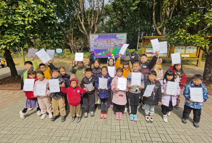 垃圾分类做得好，就能拿到认养证书，好开心！ 陈玺撼摄