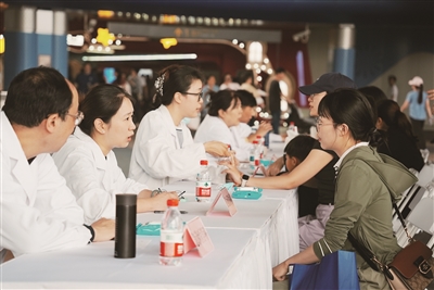 图为健康咨询活动现场 李晨阳 摄