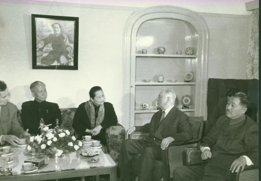 1957年4月24日,宋庆龄会见苏联最高苏维埃主席伏罗希洛夫及其随行人员