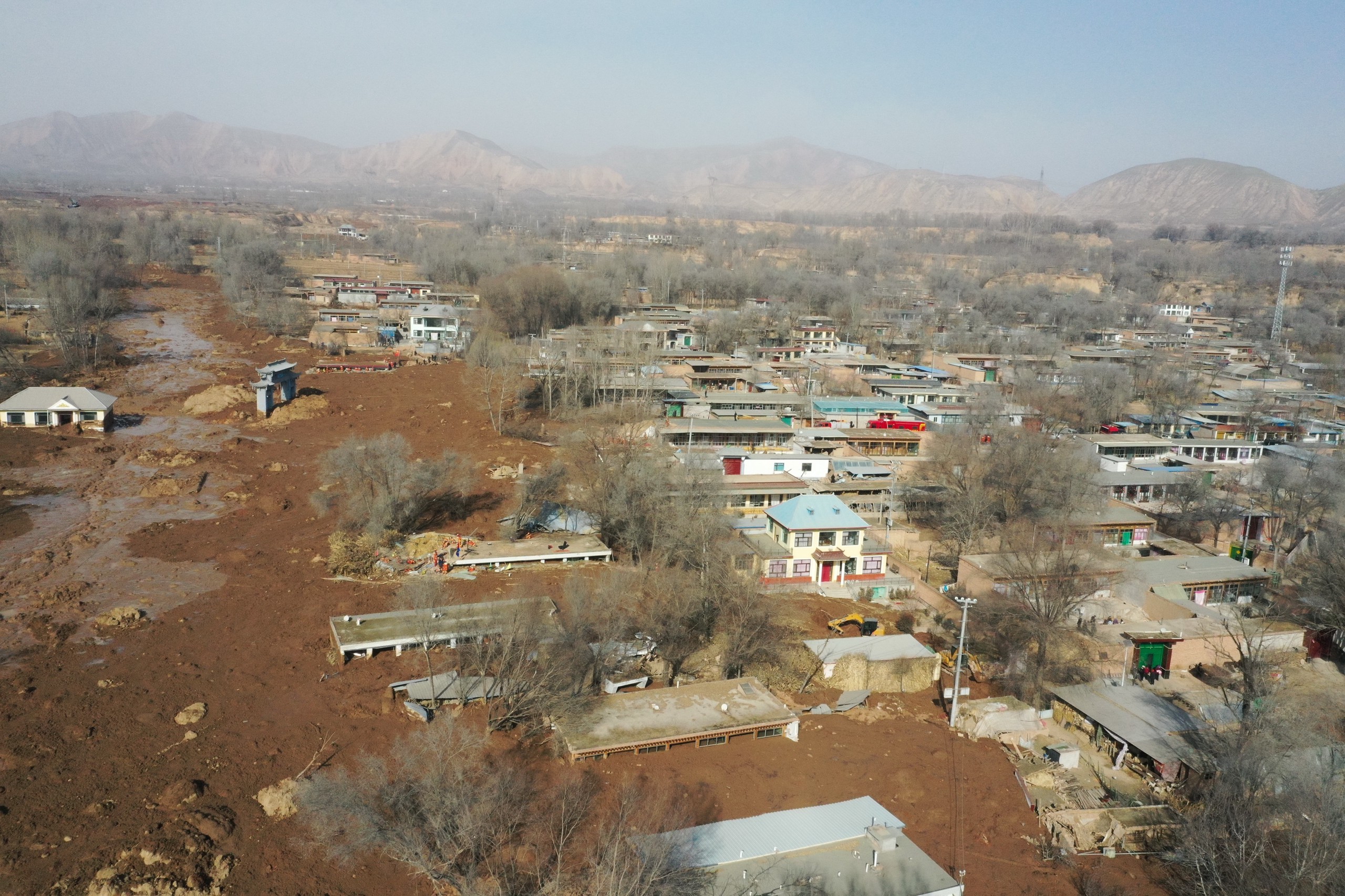 2023年12月19日，航拍救援现场。受甘肃临夏州积石山县6.2级地震影响，青海省海东市民和回族土族自治县中川乡金田村房屋受损严重，不少房屋被淤泥冲毁，救援工作正在紧张进行中。 中新社记者 马铭言 摄