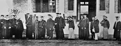 1922年,复旦大学江湾校舍落成,来宾参观校园。最右侧为李登辉校长。 照片由复旦档案馆提供
