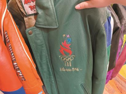 带有1996年亚特兰大奥运会元素的夹克。