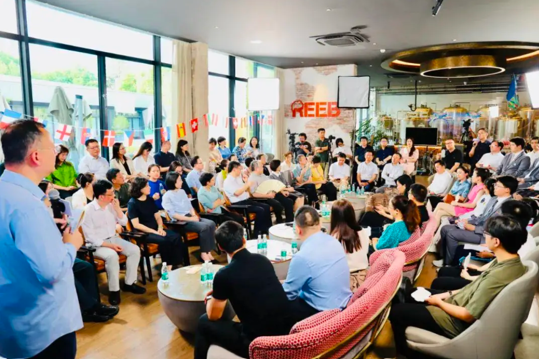 2024年8月2日,区政协在力波1987精酿召开休闲业态提升专题议政会,并进行网络直播