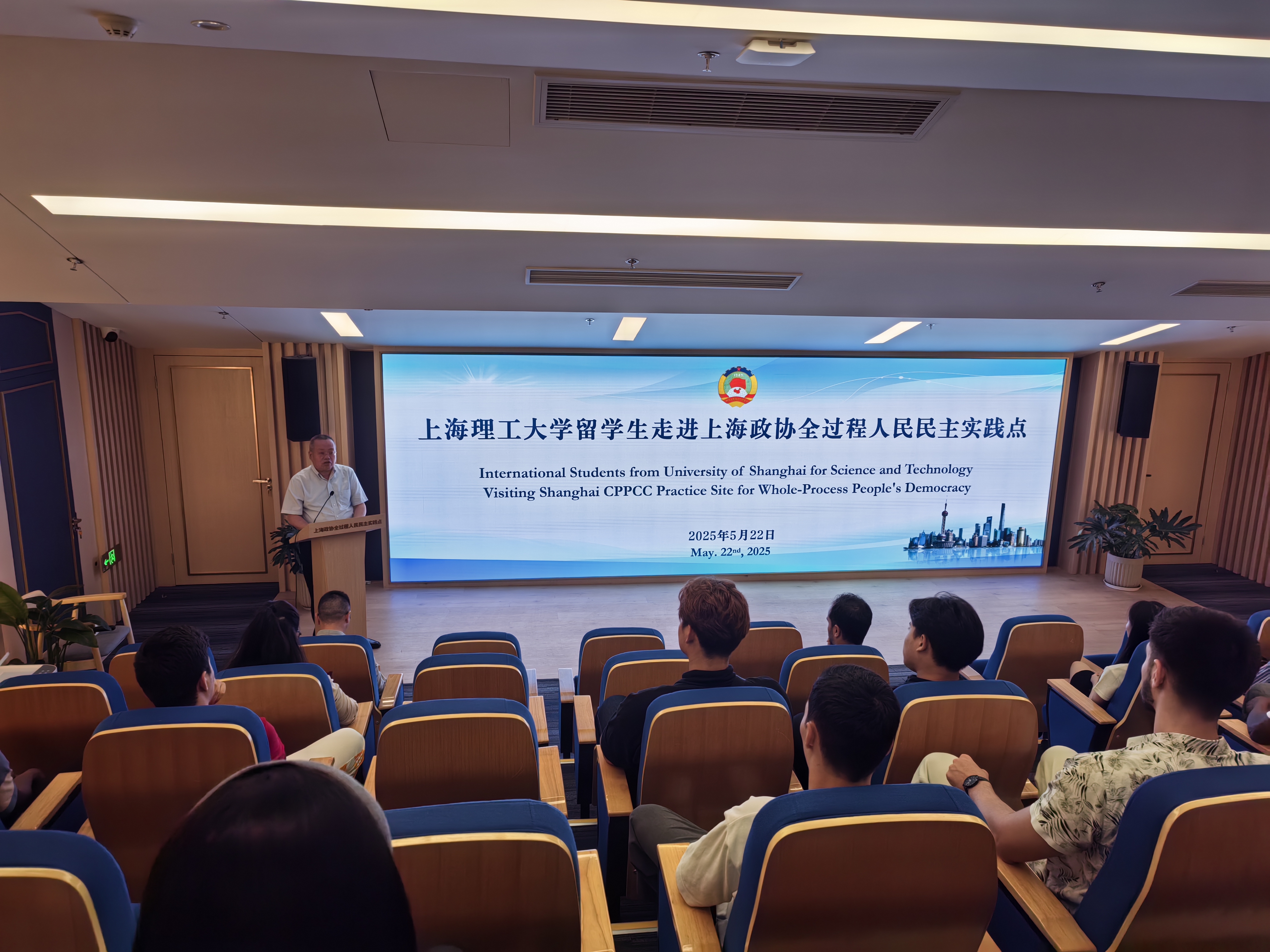 市政协科教委常务副主任马兴发介绍相关情况