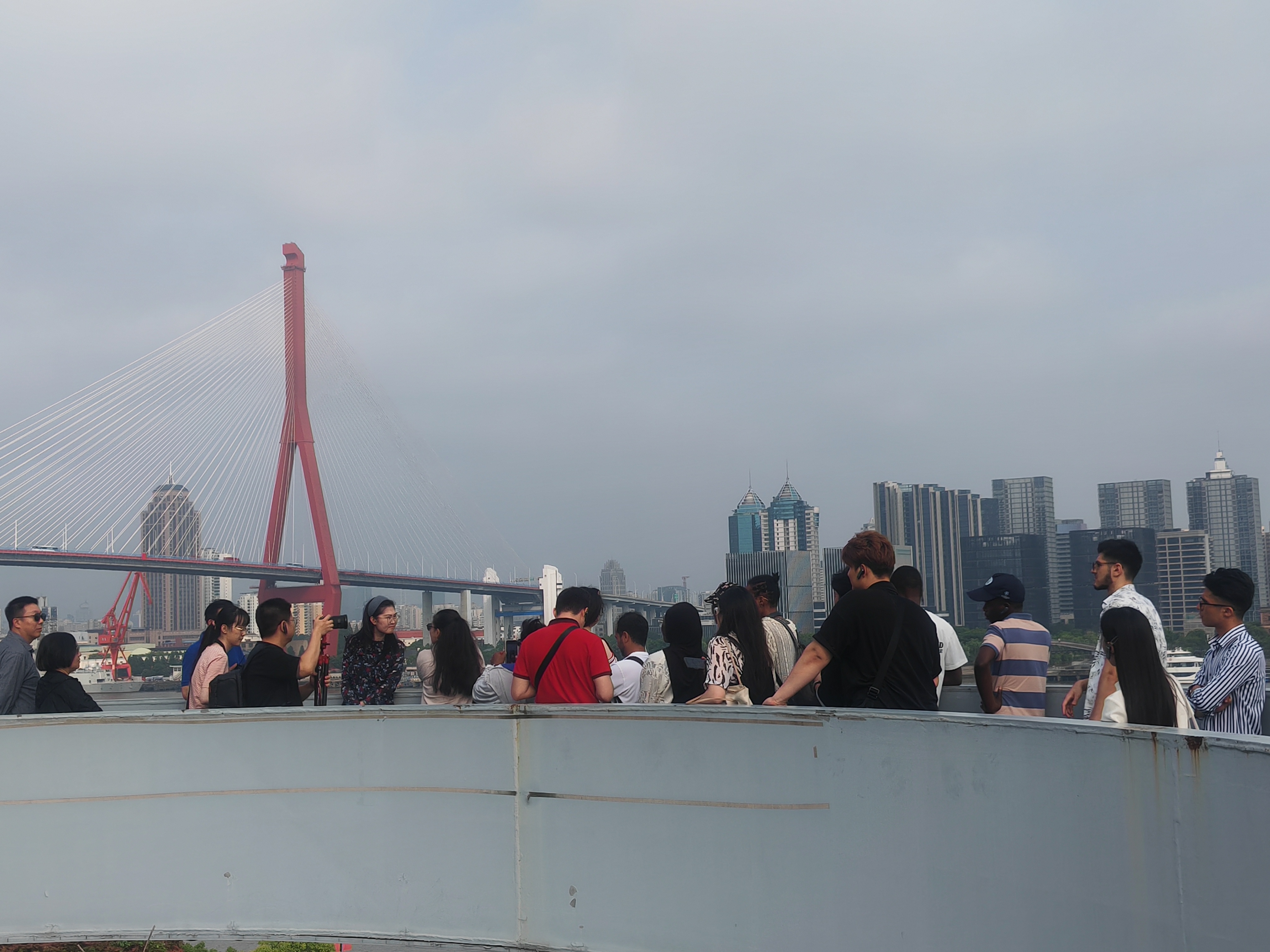 行走在杨浦滨江感受城市风貌