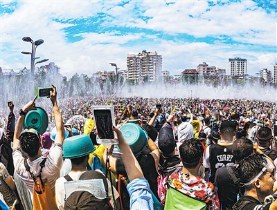 图为云南西双版纳泼水节场景。周凤义 摄