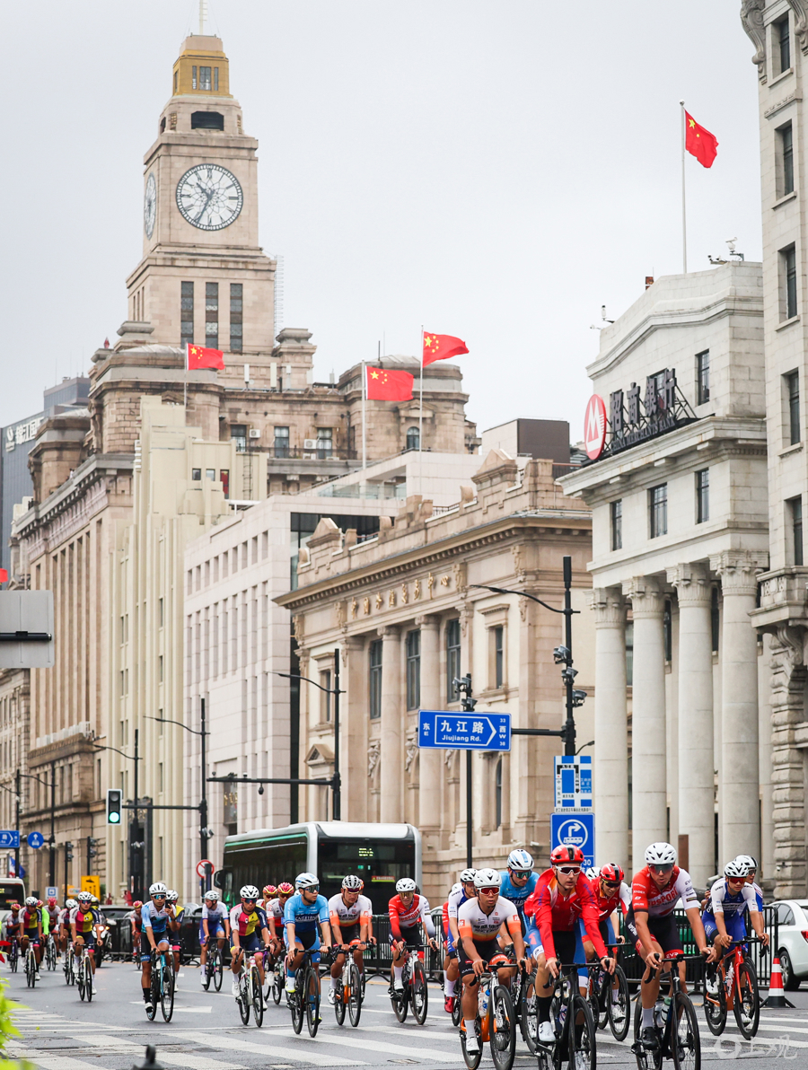 作为上海全新的自主品牌自行车赛事,2024环上海·新城自行车赛在嘉定、青浦、松江、奉贤、南汇五个新城设赛段举行,这也是上海首次由五个新城联动举办体育赛事。图为该赛事启动仪式过后,一场盛大的车手巡游活动在外滩火热上演。
