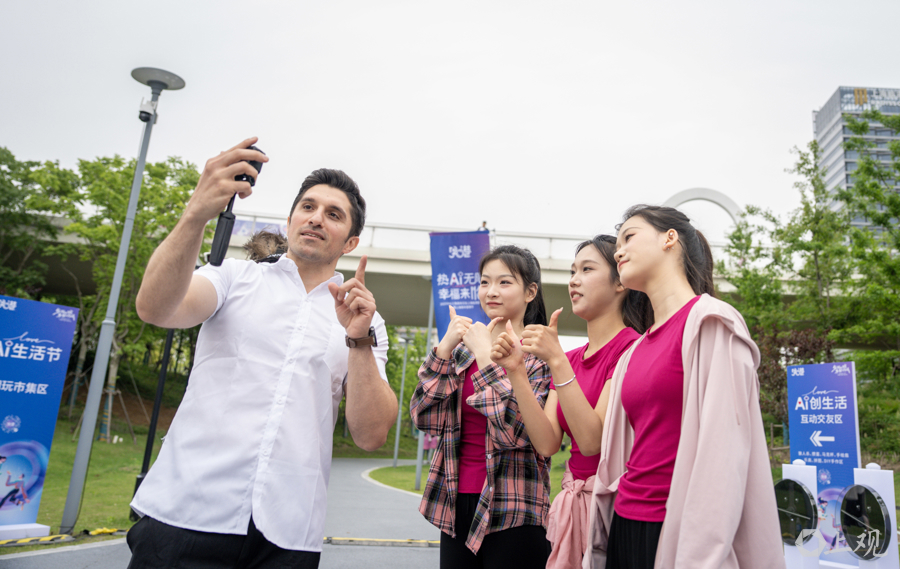 日前,“幸福来临,成就挚爱”2025年长三角青年交友嘉年华在临港莫比乌斯公园拉开帷幕。从南京赶来的叙利亚小伙拉丁已是一名精通中国文化的自媒体博主。他热情地与参加活动的青年合影。