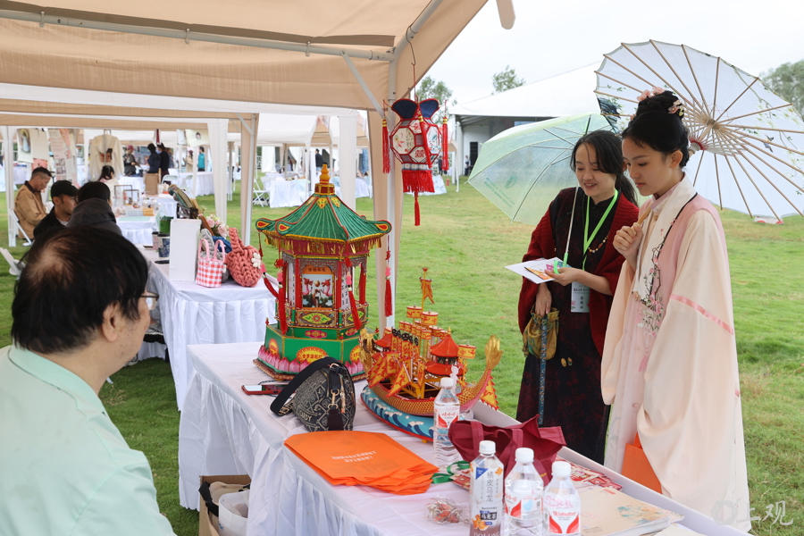 “文采荟聚 艺美江南”长三角文化和旅游公共服务产品采购大会走进青浦新城。为期两天的大会吸引了线上线下总计超365万人次观展。图为观众在展会现场欣赏花灯技艺。