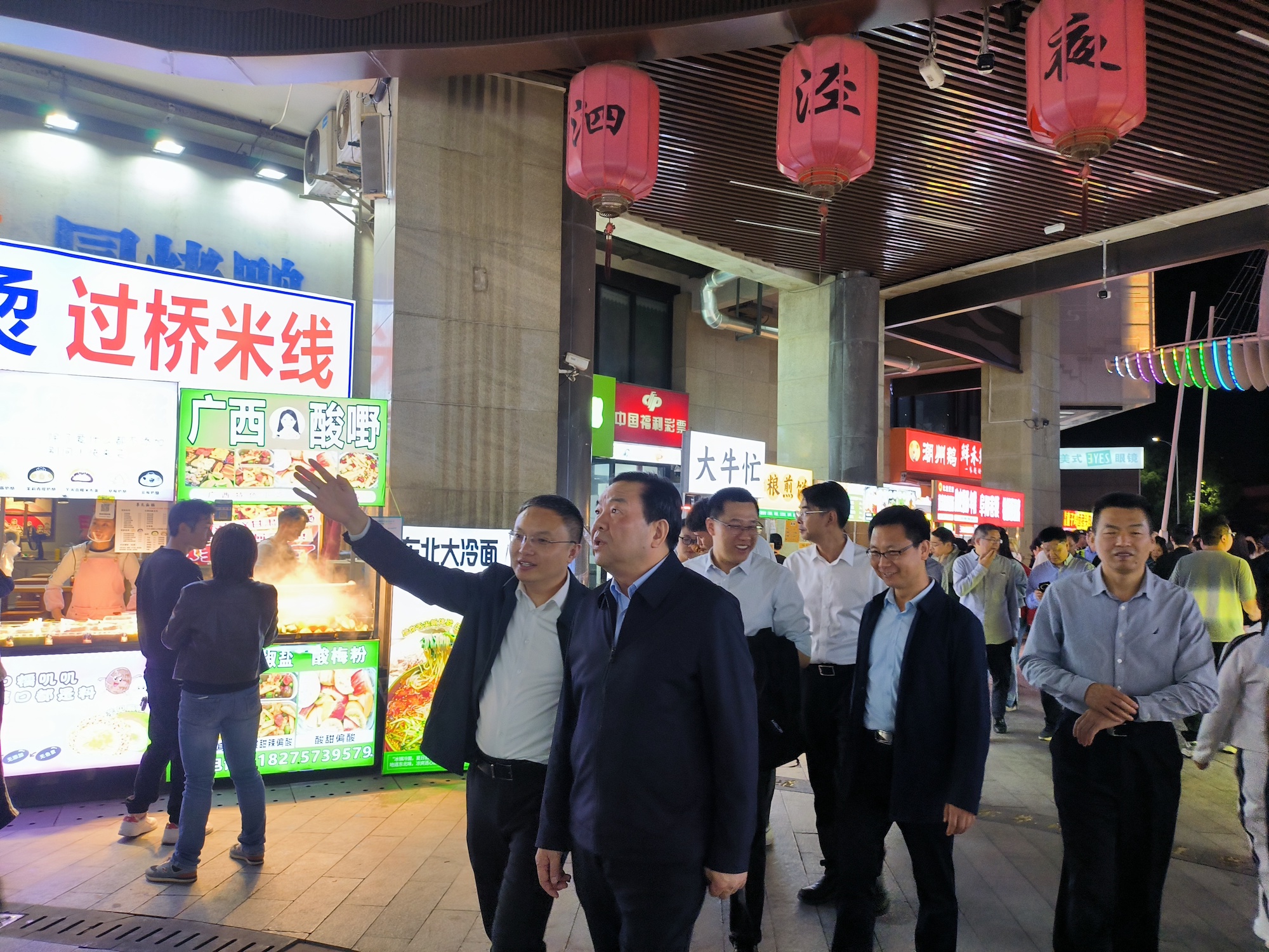 2025年4月18日晚,松江区政协主席刘其龙带领区政协机关干部和委员们赴泗泾夜市现场调研。