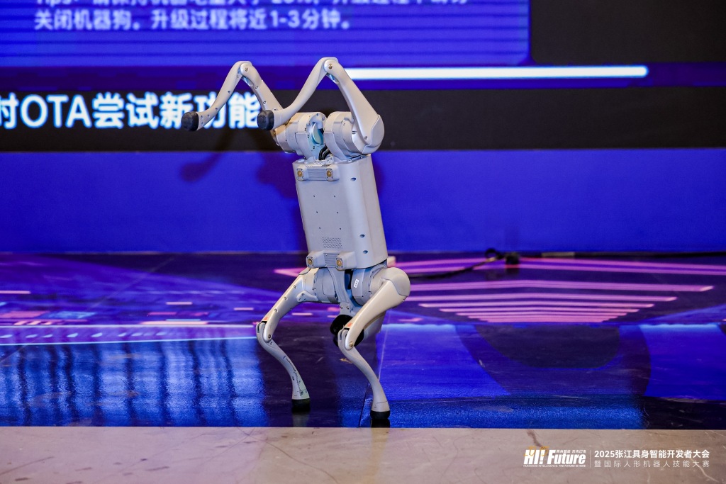 5月29日,上海浦东,2025张江具身智能开发者大会暨国际人形机器人技能大赛举行。图为机器人倒立。主办方 供图