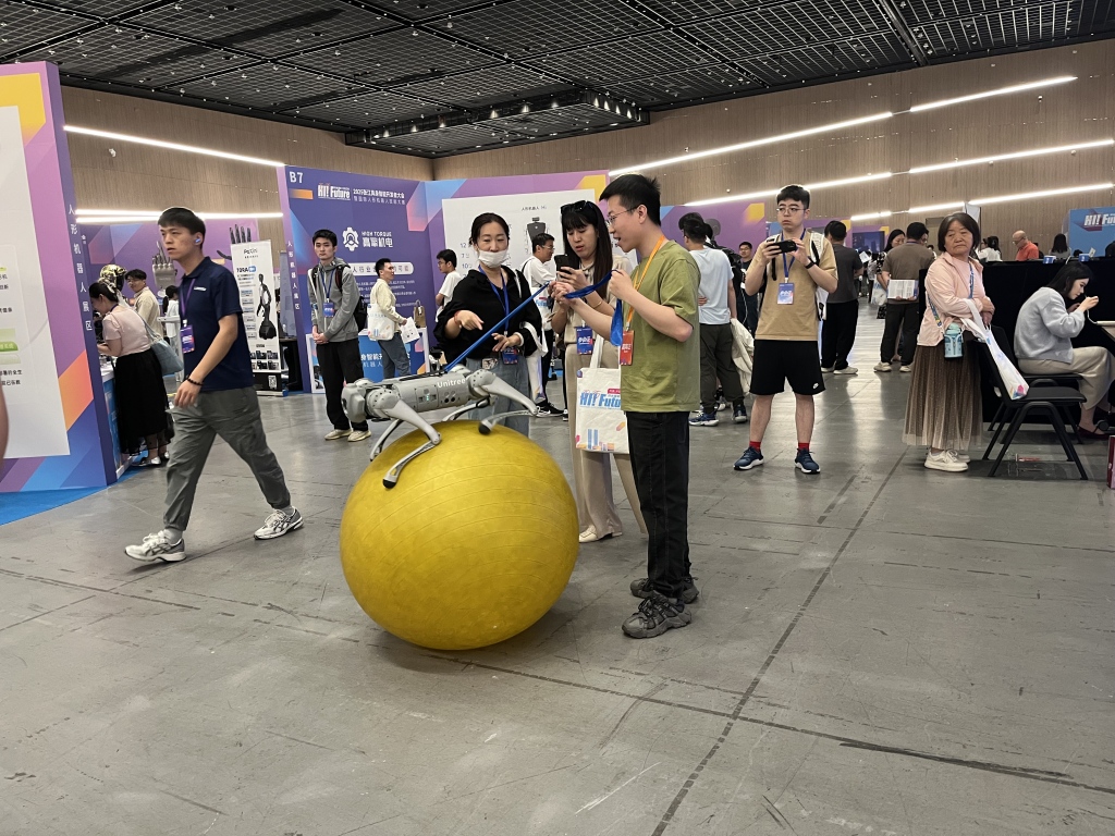 机器人玩健身球。 澎湃新闻记者 邹娟 摄