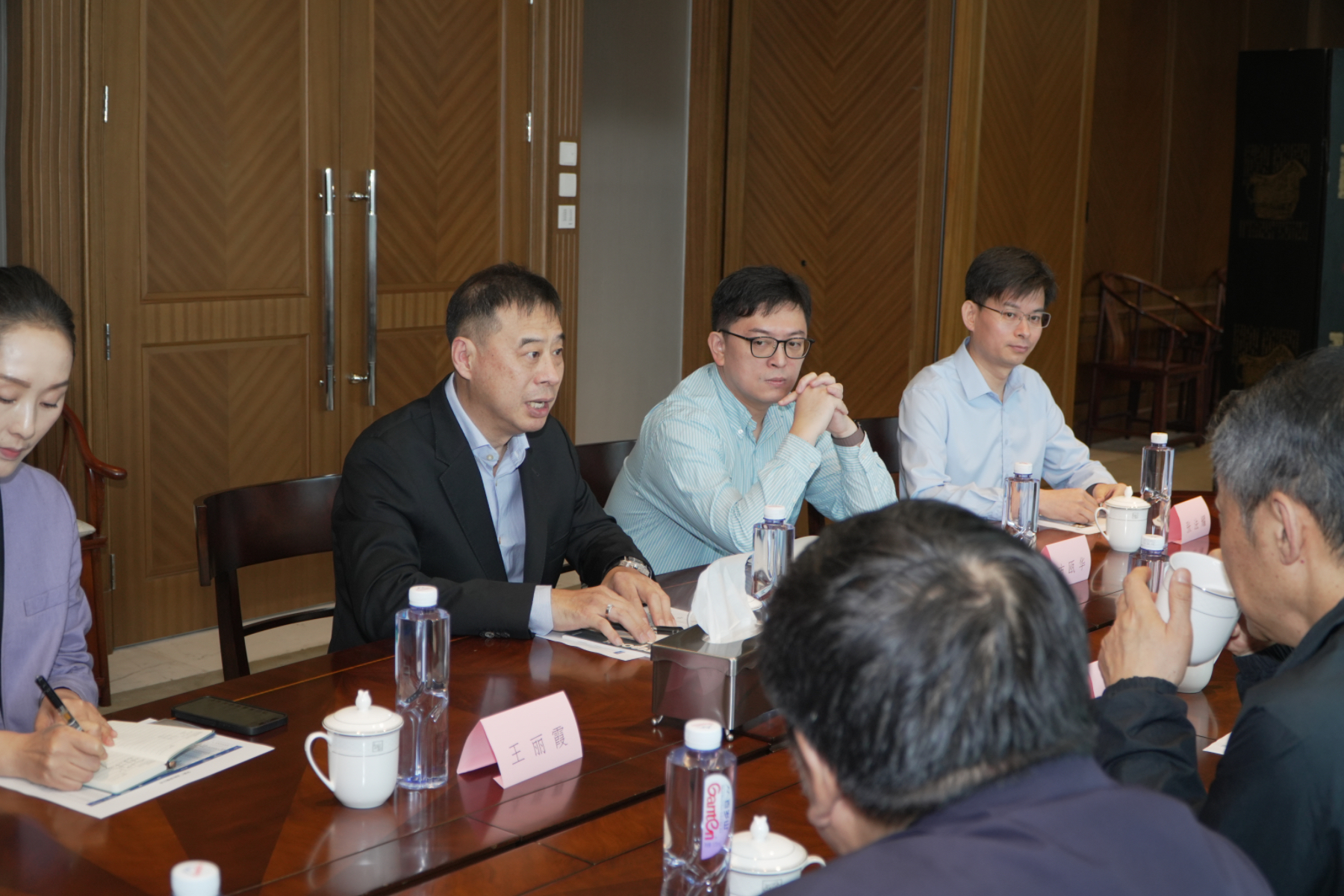 郑建好介绍工作和履职情况