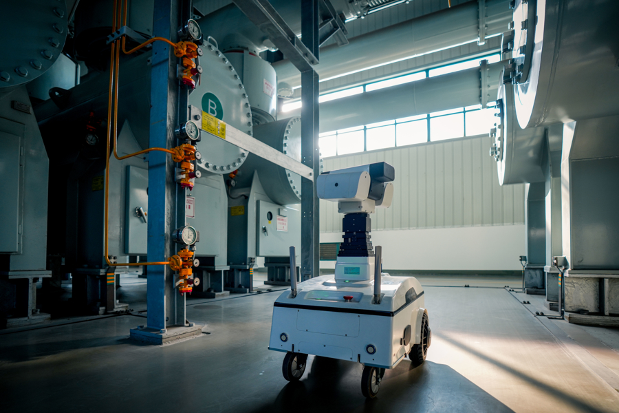 AI智能巡检机器人在500千伏三林变电站自主开展GIS设备巡视。