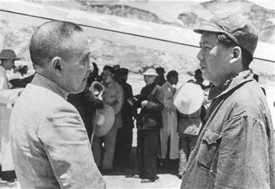 1945年7月,毛泽东与黄炎培(左)在延安机场交谈。