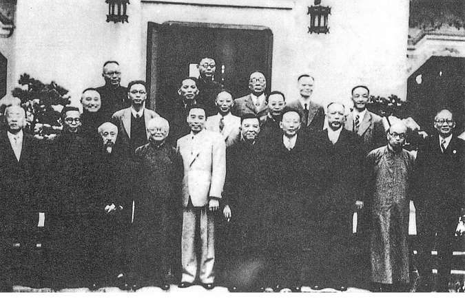 1946年10月18日,国、共及第三方面代表在上海讨论恢复和谈的具体步骤。前排左五为周恩来,二排左一为黄炎培。