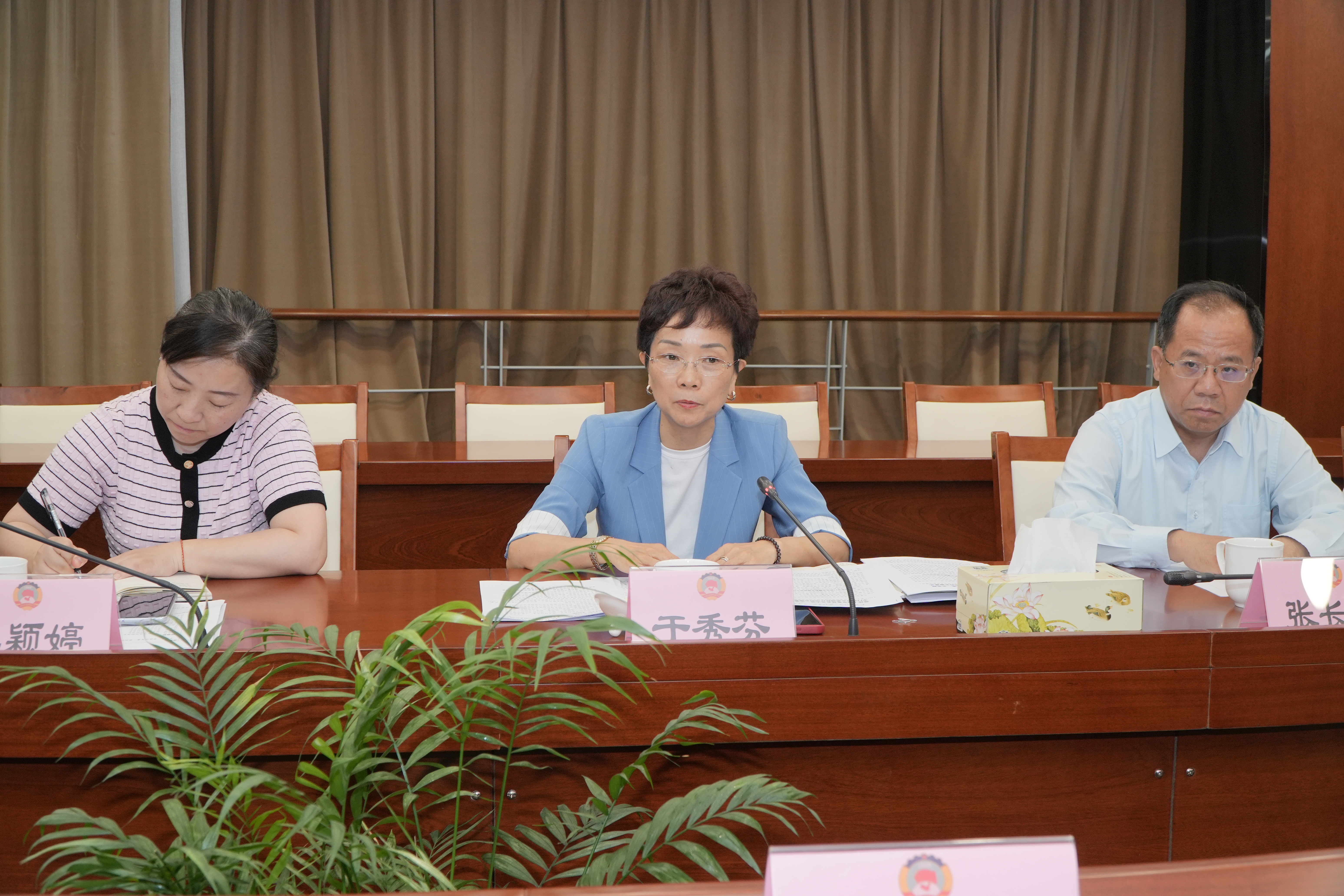 市政协界别地区工委主任于秀芬主持座谈会