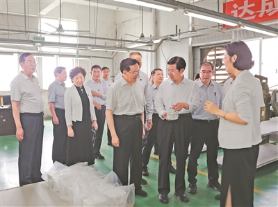 调研组走进广东省湛江市中小外贸企业生产车间调研。