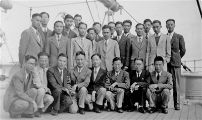1940年8月,第七届中英庚款留学生在俄国“皇后号”邮轮上。后排右三为郭永怀,前排左一为林家翘,前排左五为钱伟长。