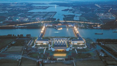 从上海青浦一侧拍摄的长三角一体化示范区核心项目方厅水院夜景。