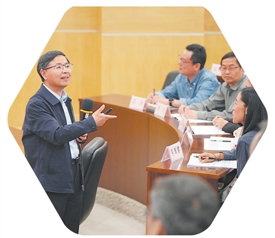 王公龙正在给学员上课。